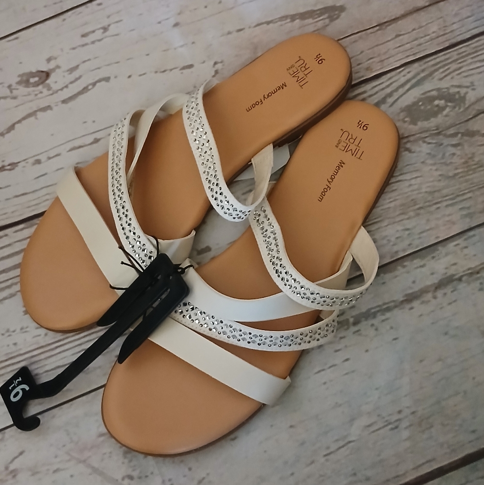Time and Tru women's vinyl core strappy sandals with bling Bone size 9 1/2 - Picture 2 of 5